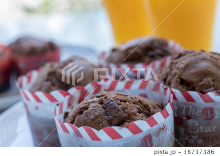 手作りカップケーキとオレンジジュース 38737386