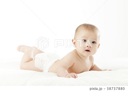 幼児 赤ちゃん 横になる 38737880