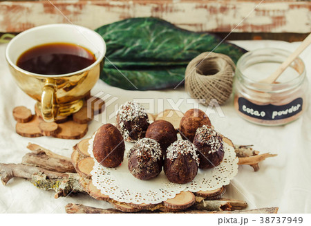 Spring Easter pastries cakes and chocolate eggs 38737949