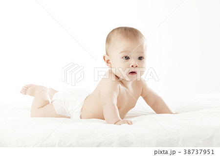 幼児 頭持ち上げる 顔をあげる 38737951