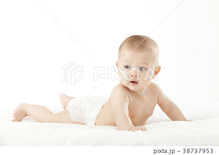 幼児 赤ちゃん 横になるの写真素材
