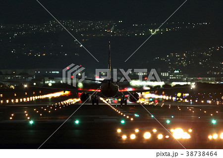 夜の伊丹空港〜旅客機の離陸 38738464