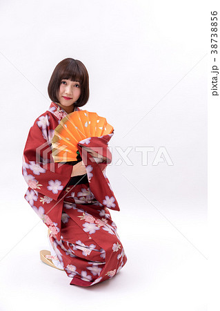 着物 大和撫子 白背景 日本舞踊 扇子の写真素材 [38738856] - PIXTA