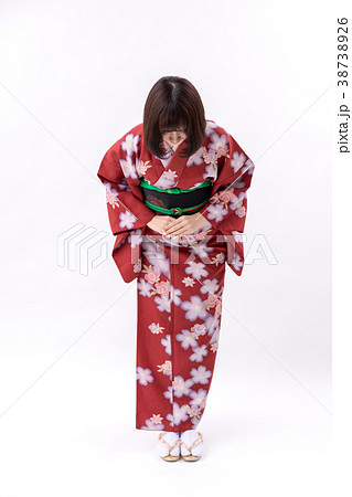着物 大和撫子 白背景 お辞儀 正面 38738926