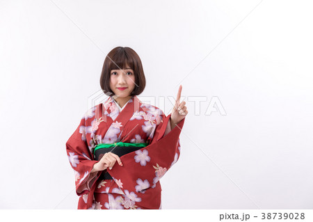 着物 大和撫子 白背景 指差し 着物 大和撫子 白背景 指差し 38739028