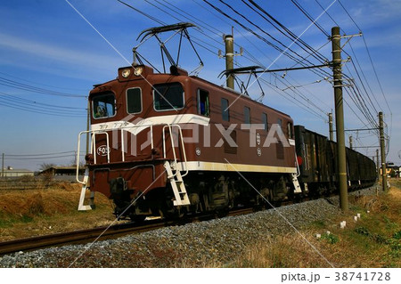 貨物列車を牽引する電気機関車 38741728
