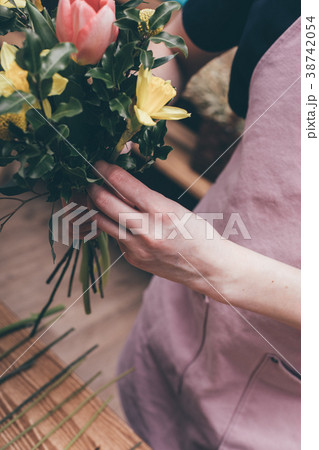 Florist making beautiful bouquet 38742054