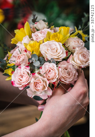 Flowers delivery concept 38742125