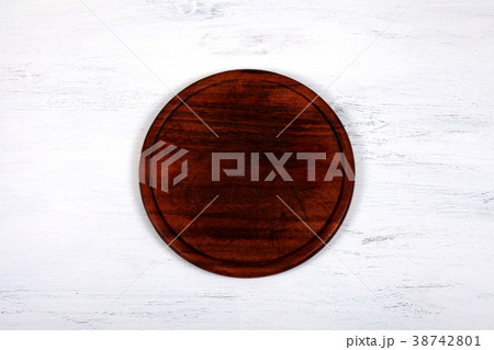 Empty round cutting board for cutting pizza  38742801