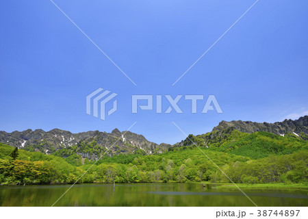 戸隠山と鏡池 38744897