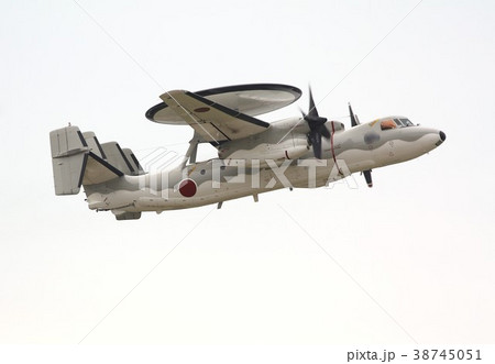 大空を飛行する航空自衛隊のE-2Cホークアイ早期警戒機 38745051