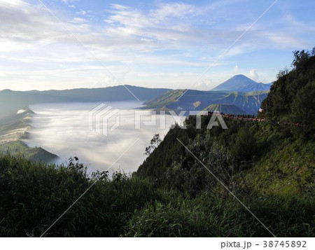 ブロモ山の日の出を楽しめる展望台 38745892