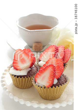ストロベリーカップケーキと紅茶の写真素材 38746100 Pixta