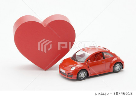 車の模型と赤いハート 38746618