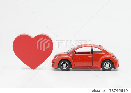 車の模型と赤いハート 38746619