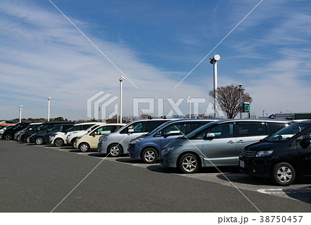乗用車　駐車中　高速道路　サービスエリア 38750457