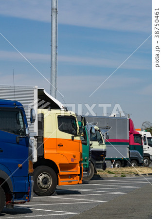 長距離トラック 休憩中 高速道路 サービスエリア 長距離トラック 休憩中 高速道路 サービスエリア 38750461