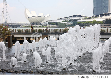 シンガポール　マリーナベイと噴水 38751011