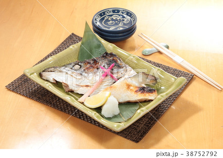 grilled fish 38752792