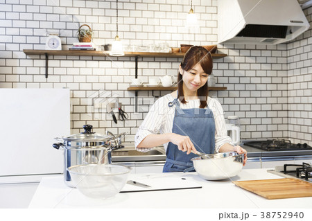 カフェ キッチン 働く若い女性 の写真素材