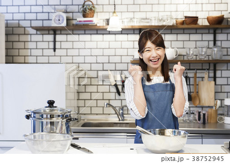 カフェ　 キッチン　働く若い女性 38752945