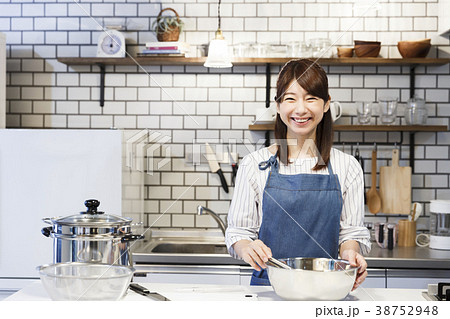 カフェ キッチン 働く若い女性 カフェ キッチン 働く若い女性 38752948