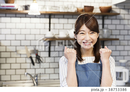 カフェ　 キッチン　働く若い女性 38753386