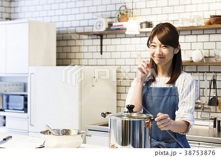 カフェ　 キッチン　働く若い女性 38753876