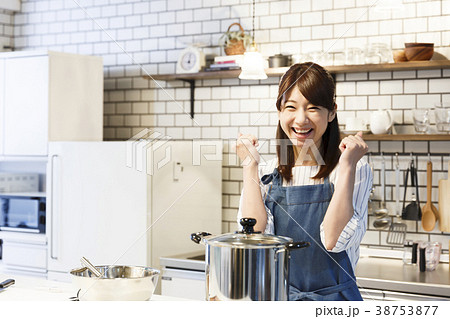 カフェ　 キッチン　働く若い女性 38753877