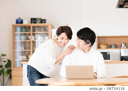 若い夫婦（パソコン） 38754116