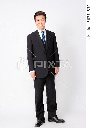 爽やか50代全身スーツ姿 紺色 白Yシャツ 爽やか50代全身スーツ姿 紺色 白Yシャツ 38754350
