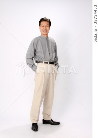爽やか50代全身 グレー色シャツ 爽やか50代全身 グレー色シャツ 38754433