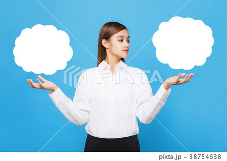 比較する女性 38754638