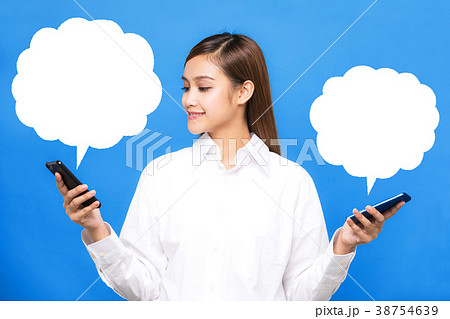 スマホを比べる女性 38754639