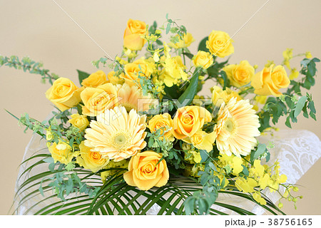 黄色い花 黄色の花束 黄色のアレンジメントフラワー ガーベラ バラ 蘭の写真素材