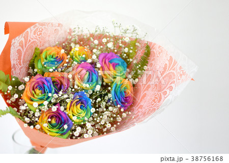 レインボーカラー バラ 薔薇 七色 虹色 花束の写真素材