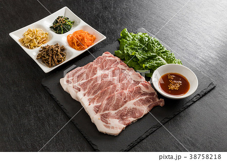サムギョプサル 韓国焼肉 Barbecue of Korean pork(samgyeopsal) サムギョプサル 韓国焼肉 Barbecue of Korean pork(samgyeopsal) 38758218