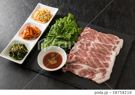サムギョプサル 韓国焼肉 Barbecue of Korean pork(samgyeopsal) サムギョプサル 韓国焼肉 Barbecue of Korean pork(samgyeopsal) 38758219