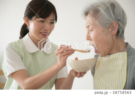 食事介助 シニア女性と介護福祉士 食事介助 シニア女性と介護福祉士 38758563