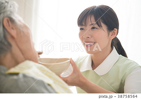 食事介助 シニア女性と介護福祉士 食事介助 シニア女性と介護福祉士 38758564
