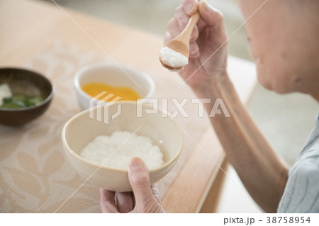 お粥を食べるシニア女性 お粥を食べるシニア女性 38758954