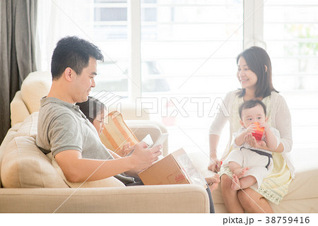 Chinese people scanning QR code 38759416
