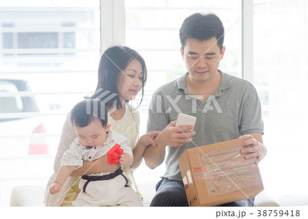 Chinese adult scanning QR code 38759418