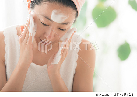 洗顔する若い女性　ビューティー　美容 38759712