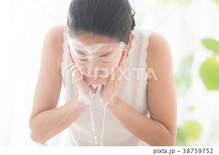 洗顔する若い女性 ビューティー 美容 洗顔する若い女性 ビューティー 美容 38759752