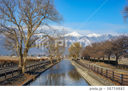 信州の風景　冬の拾ヶ堰と北アルプス　長野県安曇野市 38759882