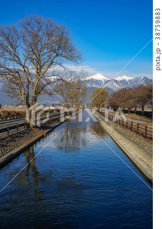 信州の風景　冬の拾ヶ堰と北アルプス　長野県安曇野市 38759883