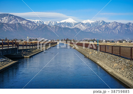 信州の風景 冬の拾ヶ堰と北アルプス 長野県安曇野市 信州の風景 冬の拾ヶ堰と北アルプス 長野県安曇野市 38759885