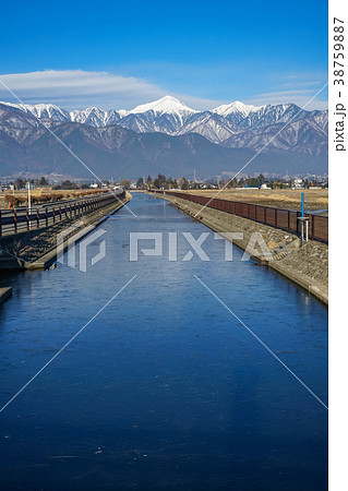信州の風景　冬の拾ヶ堰と北アルプス　長野県安曇野市 38759887