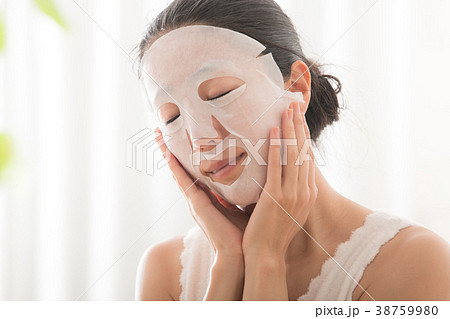 フェイスマスクをする若い女性　ビューティー　美容 38759980